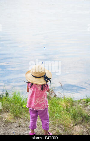 Vista posteriore della ragazza nel cappello per il sole La pesca, Lago di Fairfax, Reston, Virginia, Stati Uniti d'America Foto Stock