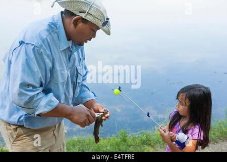 Padre Figlia di insegnamento come pesce, Lago di Fairfax, Reston, Virginia, Stati Uniti d'America Foto Stock