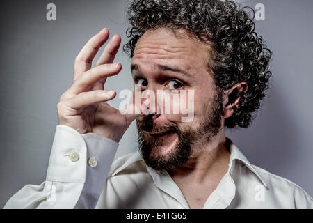 Non voglio sentire nulla, l'uomo con intensa espressione, camicia bianca Foto Stock