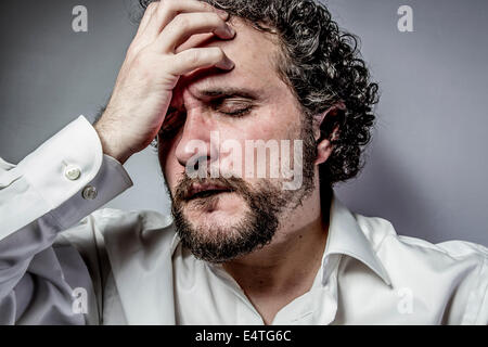 Non voglio sentire nulla, l'uomo con intensa espressione, camicia bianca Foto Stock