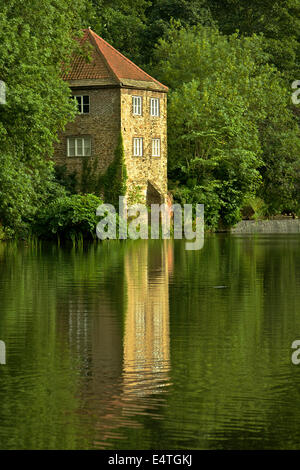 Storica Vecchia casa della pompa sulle rive del fiume, Durhan, Inghilterra Foto Stock