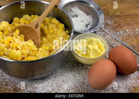 Prodotti da forno visualizzato su una tavola di legno, Home relative Foto Stock