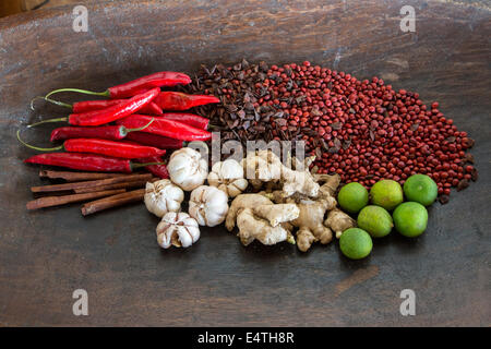 Spezie Balinese: aglio, zenzero, Chilis, cannella, tigli, Anice Stellato, plus Saga Tree (cordone rosso albero) Semi per decorazione. Foto Stock