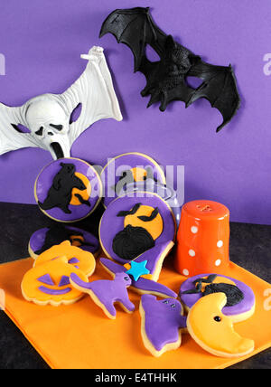 Felice Festa di Halloween dolcetto o scherzetto viola e arancione i cookie con zucche, gatti, fantasma, luna e streghe hat con ghoul bat. Foto Stock