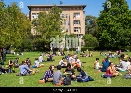 Melbourne Australia,Carlton,Parkville,University of Melbourne,campus,scuola,South Lawn,studentesse uomo maschile,donna femminile femminile,ragazzo ragazza,teen Foto Stock