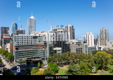 Melbourne Australia, William Street, alto, edifici, grattacieli, skyline della città, gru edili, Flagstaff Gardens, pubblico, parco, AU140319005 Foto Stock