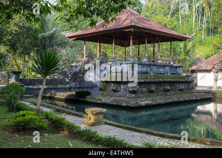 Bali, Indonesia. Padiglione esterno a Tirta Empul, una molla sacro per gli Indù Balinese. Foto Stock