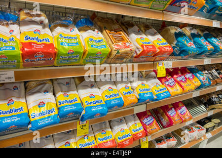 Melbourne Australia,Coles Central,negozio di alimentari,supermercato,alimentari,vendita scaffali esposizione,pane,bianco,Tip Top,AU140319171 Foto Stock