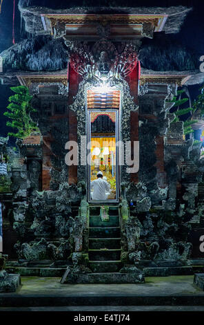 Bali, Indonesia.sacerdote Indù in preghiera per un buon raccolto di riso. Pura Dalem tempio, Dlod Blungbang Village, a nord di Ubud. Foto Stock