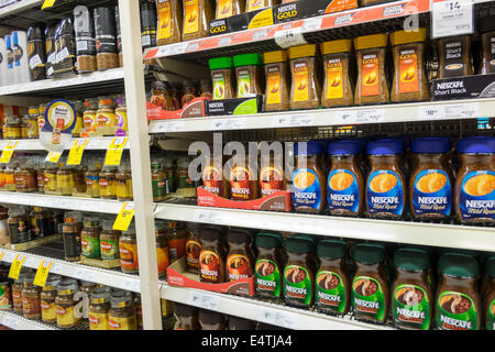 Melbourne Australia,Coles Central,negozio di alimentari,supermercato,alimentari,vendita scaffali esposizione,caffè,barista,Nescafe,AU140319170 Foto Stock