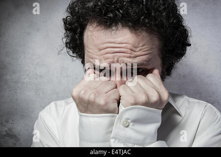 La paura di decisione, imprenditore con molta paura, Uomo in camicia bianca con espressioni buffe Foto Stock