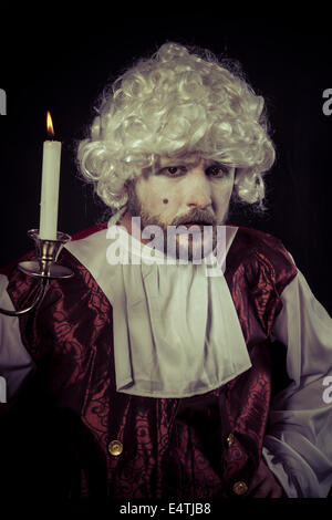 Xix secolo uomo, , lampadario con candele Foto Stock