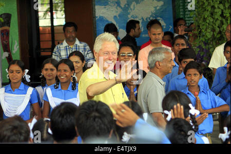 Jaipur, India. 16 Luglio, 2014. Ex U.S. Il presidente Bill Clinton (C) saluta gli studenti come egli visita una scuola di governo a Jaipur, India, 16 luglio 2014. Ex U.S. Il presidente Bill Clinton martedì sono arrivati a Jaipur, capitale dell'ovest dello stato indiano del Rajasthan, per avere un assaggio di una ONG-run a metà giornata schema di pasti per i bambini delle scuole. Credito: Stringer/Xinhua/Alamy Live News Foto Stock