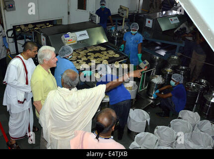 Jaipur, India. 16 Luglio, 2014. Ex U.S. Il presidente Bill Clinton (2 L) visite la cucina di una ONG, Akshaya Patrasso foundation, a Jaipur, India, 16 luglio 2014. Ex U.S. Il presidente Bill Clinton martedì sono arrivati a Jaipur, capitale dell'ovest dello stato indiano del Rajasthan, per avere un assaggio di una ONG-run a metà giornata schema di pasti per i bambini delle scuole. Credito: Stringer/Xinhua/Alamy Live News Foto Stock