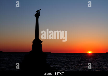 Sevastopol Monumento alle navi passeggere sullo sfondo un tramonto Foto Stock