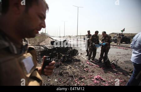 A Kabul, Afghanistan. 17 Luglio, 2014. Le forze di sicurezza afgane ispezionare il sito di attacco a Kabul, Afghanistan, luglio 17, 2014. Un gruppo di militanti talebani hanno attaccato l'aeroporto internazionale di Kabul giovedì mattina ma tutti gli aggressori erano stati uccisi nel giro di poche ore, aggiunto al Ministro degli Interni Mohammad Ayub Salangi detto. Credito: Ahmad Massoud/Xinhua/Alamy Live News Foto Stock