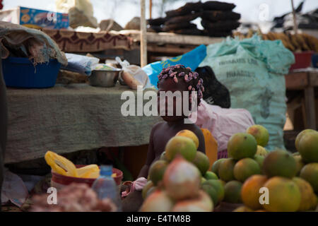 Malanje, Angola operatori informali. La vita quotidiana in Africa, baby Foto Stock