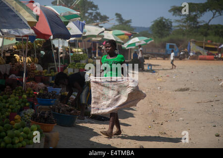 Angola lady commerciante informale con coperta Foto Stock