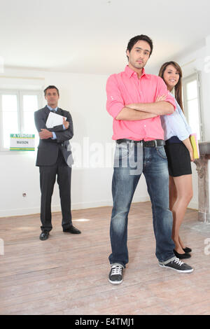 Coppia essendo mostrato proprietà di circa Foto Stock