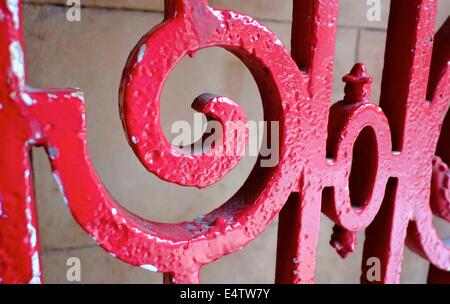 Dipinto di rosso ornato cancelli in ferro battuto Derby Regno Unito Foto Stock