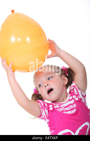 Ragazza con un palloncino arancione Foto Stock