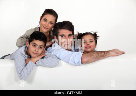 Famiglia sat sul lettino Foto Stock