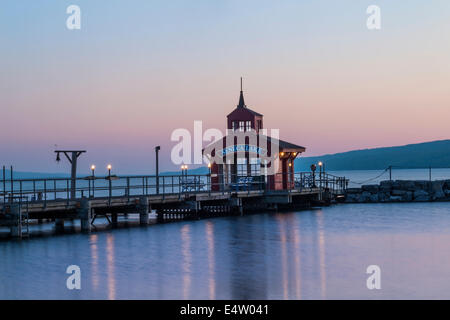 Pubblica sul dock dal Lago Seneca a Watkins Glen, NY Foto Stock