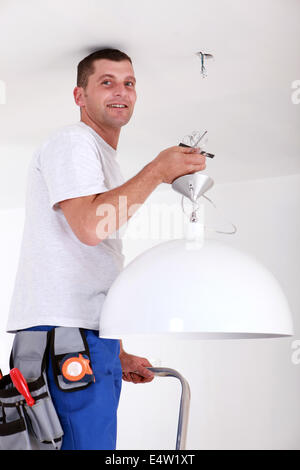L'uomo la luce di montaggio Foto Stock