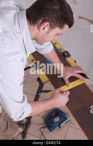 Uomo di misura pavimenti in legno Foto Stock