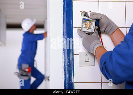 Lavoratore a installare un tappo Foto Stock