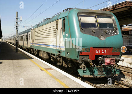 Ferrovie italiane in attesa del treno alla stazione ferroviaria di Verona Porta Nuova, Italia. Foto Stock