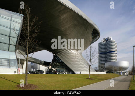 BMW-Welt (BMW World), la sede della BMW e il Museo di Monaco di Baviera, Germania. Foto Stock