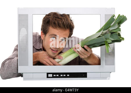 Un uomo che dà i porri attraverso un schermo Foto Stock
