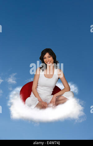 Bianchi e soffici Cloud contro il cielo blu Foto Stock