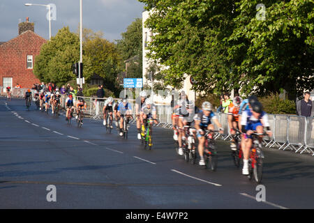 Colne, Lancashire, Regno Unito 16 luglio 2014. Gara di Ciclismo del Gran Premio di Colne 2014. La gara fa parte della British Cycling Elite National Circuit Series e si è svolta su un circuito chiuso di 800 m attorno al sistema a senso unico di Colne, rendendo lo spettacolo veloce ed emozionante. Come round della National Elite Series, partecipano i migliori piloti del paese. Foto Stock