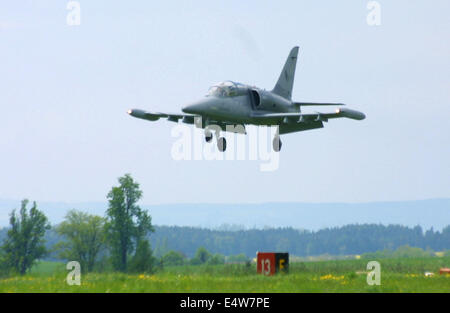 ***FILE FOTO***Aero Vodochody hanno firmato un accordo con la società americana Draken International per vendere fino a 28 aeromobili L-159. Aero Vodochody ha annunciato che in un comunicato stampa, 17 luglio 2014. Il file foto mostra la dimostrazione di volo del combattente L-159 Alca è visto in Namest nad Oslavou, Repubblica ceca, 10 maggio 2001. (CTK foto/Lubos Pavlicek) Foto Stock