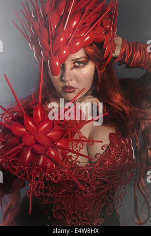 Bella Donna vestita in rosso armor scale dragon Foto Stock