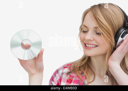 Donna che mantiene un cd mentre si ascolta la musica Foto Stock