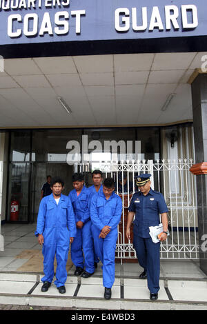 Manila, Filippine. 17 Luglio, 2014. Liberati i pescatori filippino uscire il Philippine Coast Guard (PCG) sede a Manila nelle Filippine, il 17 luglio 2014. L'equipaggio della nave cinese MV Pacific Pioneer, che proveniva da Hong Kong della Repubblica popolare cinese, ha salvato il quattro pescatori filippini che erano in mare per due giorni dopo la loro nave è stato immerso in un forte vento ha portato dal tifone Rammasun. © Rouelle Umali/Xinhua/Alamy Live News Foto Stock