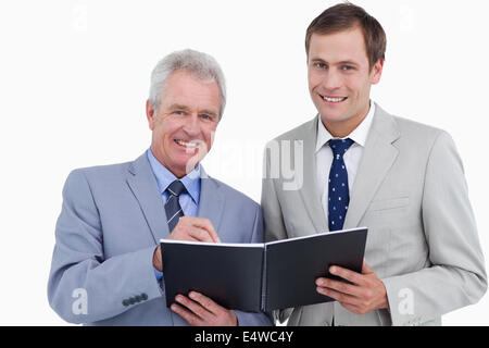 Commercianti sorridente prendendo appunti per prenotare Foto Stock