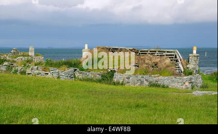 Rovinato cottage con il tetto di paglia (nero House) Berneray, Ebridi Esterne Foto Stock