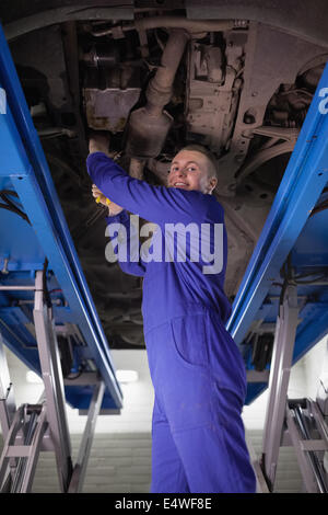 Uomo che ripara un auto Foto Stock