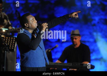 Tunisi, Tunisia. 16 Luglio, 2014. Noi chitarrista, cantante e compositore jazz George Benson esegue durante la cinquantesima sessione di Cartagine Festival Internazionale di Tunisi, Tunisia, il 16 luglio 2014. Credito: Adher/Xinhua/Alamy Live News Foto Stock