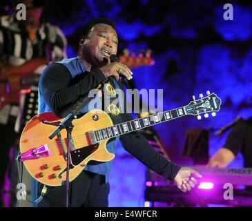 Tunisi, Tunisia. 16 Luglio, 2014. Noi chitarrista, cantante e compositore jazz George Benson esegue durante la cinquantesima sessione di Cartagine Festival Internazionale di Tunisi, Tunisia, il 16 luglio 2014. Credito: Adher/Xinhua/Alamy Live News Foto Stock