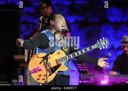 Tunisi, Tunisia. 16 Luglio, 2014. Noi chitarrista, cantante e compositore jazz George Benson esegue durante la cinquantesima sessione di Cartagine Festival Internazionale di Tunisi, Tunisia, il 16 luglio 2014. Credito: Adher/Xinhua/Alamy Live News Foto Stock