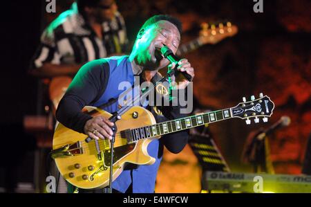 Tunisi, Tunisia. 16 Luglio, 2014. Noi chitarrista, cantante e compositore jazz George Benson esegue durante la cinquantesima sessione di Cartagine Festival Internazionale di Tunisi, Tunisia, il 16 luglio 2014. Credito: Adher/Xinhua/Alamy Live News Foto Stock