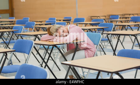 Donna napping in sala esame Foto Stock