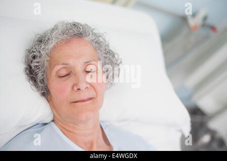 Paziente anziano di dormire su un letto Foto Stock