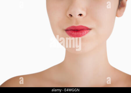 Donna che indossa un rossetto rosso Foto Stock