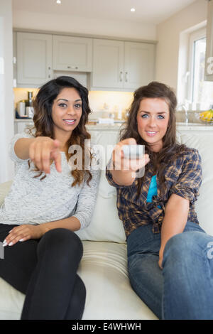 Due donne godendo di guardare la tv Foto Stock